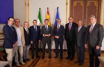 Presentación del expediente de la Candidatura al presidente de la Junta de Andalucía 