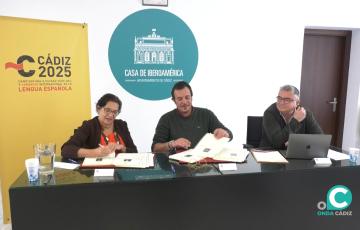 El alcalde de Cádiz y Patricia LLopis en la rúbrica del convenio 