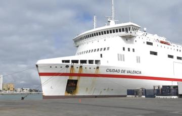 El Ciudad de Valencia atracado en el puerto de Cádiz tras las averías