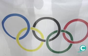 El CEIP Reyes Católicos ha recibido este viernes la bandera olímpica