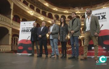 Foto de familia tras la rueda de prensa presentación de los Premios Max en el Gran Teatro Falla