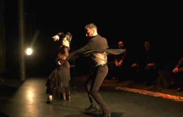Los bailaores David Nieto y Paula Serra duarnte su actuación en La Lechera 