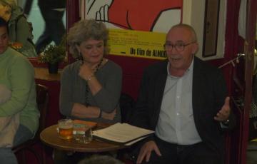 Francisco Aguilar presentando su libro, acompañado de Blanca Flores