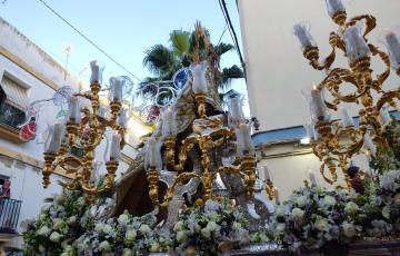 La procesión de la Virgen de la Palma, recorriendo las calles de la Viña