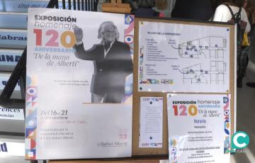 El vestíbulo del IES Rafael Alberti acoge una exposición para conmemorar el 120 aniversario del nacimiento del poeta