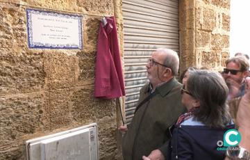Quico Zamora descubre su placa de reconocimiento en su casa natal de Santa María 1