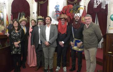 Los Reyes Magos, Cartero Real y Estrella Oriente 2022, con el alcalde, tras ser coronados en el Salón de Plenos Municipal