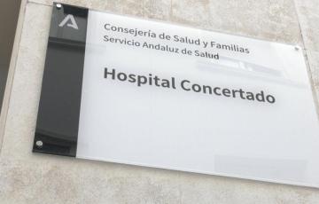 Según advierte la Consejería, la empresa continuó atendiendo pacientes sin el contrato formalizado dada la imposibilidad de prestar asistencia hospitalaria con medios propios del Servicio Andaluz de Salud en algunas zonas goegráficas sin ellos.