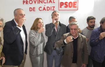 El secretario provincial del PSOE brinda por 2023 junto a otros miembros del partido y de la prensa en el tradicional desayuno de Navidad