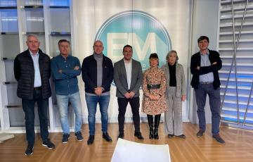 Representantes de la emisora municipal, y de la Real Federación Andaluza de fútbol tras la firma del acuerdo