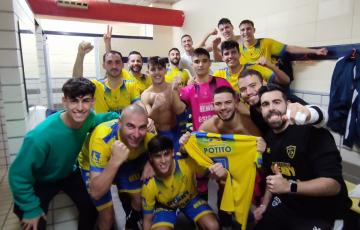 Los jugadores celebrando la victoria en el vestuario del Ciudad de Cádiz