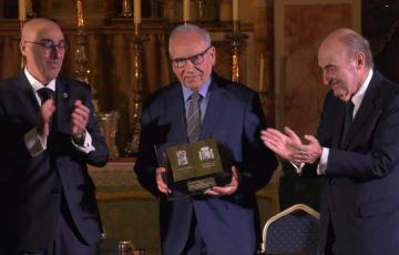 Alfonso Guerra recoge el Premio Pérez-Llorca, flanqueado por el presidente del Colegio de Abogados y Miquel Roca