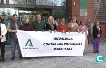El minuto de silencio se ha llevado a cabo este martes a las puertas de la Delegación del Gobierno de la Junta en Cádiz