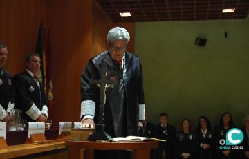 El nuevo decano del Colegio de Abogados de Cádiz, José Adolfo Baturone, durante el juramento de su cargo