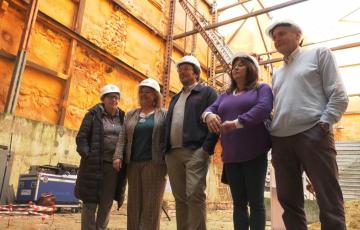 El alcalde y las concejalas de Vivienda y AASS, junto a técnicos de la nueva promoción, durante la visita al solar de Santiago 11