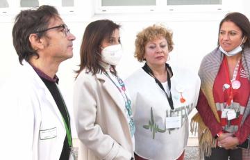 Miembros de la plataforma por la Unidad C1 en el Hospital Puerta del Mar antes de celebrar la asamblea