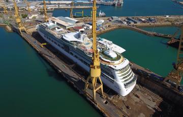 El crucero 'Jewel of the Seas' en los astilleros de Navantia Cádiz