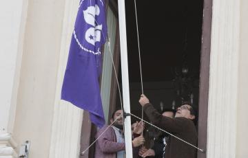 Momento del izado de la bandera scout en el balcón del Ayuntamirnto