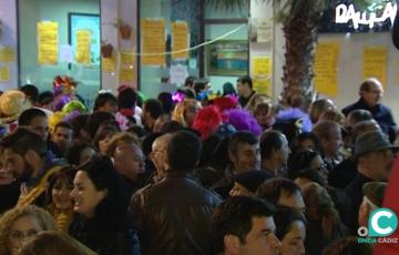 Gaditanos y visitantes disfrutando de la fiesta grande de Cádiz