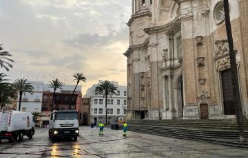 El estado en el que ha quedado la plaza de la Catedral de Cádiz tras el paso de los operarios de limpieza por la zona