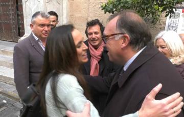 El consejero de Cultura saluda a su homóloga municipal, en presencia del alcalde, la delegada en Cádiz y el concejal de Patrimonio