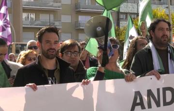 Teresa Rodríguez, megáfono en mano, junto al candidato de Adelante Andalucía a la alcaldía de Cádiz, David de la Cruz, en la manifestación del 28F 'Por la dignidad'