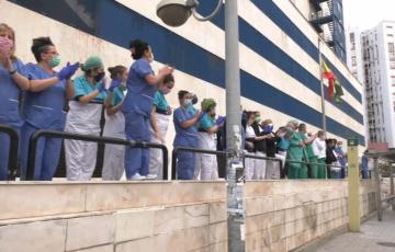 Personal Sanitario y vecinos, a las puertas del Hospital Puerta del Mar, durante el habitual aplauso de las 8 del confinamiento
