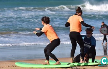 Jóvenes practicando surf (Foto: europapress)