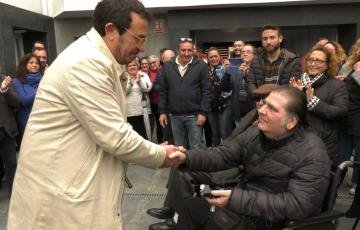 El alcalde de Cádiz entrega las llaves de la nueva vivienda a uno de los inquilinos de Doctor Marañón 2