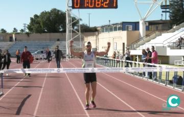 Pedro Garrido (AD Maratón Jerez) vencedor de esta edición llegando a meta