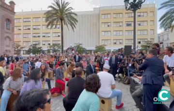 Felipe VI tocando el cajón en la Plaza Fragela. Foto y vídeo cedido por El País.  