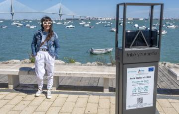 A lo largo del Paseo de la Bahía hay 6 soportes para poner los móviles