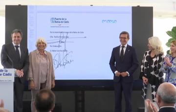 El director de Endesa-Andalucía, la presidenta de APBC y el consejero de Política Industrial durante la firma del protocolo #ePort