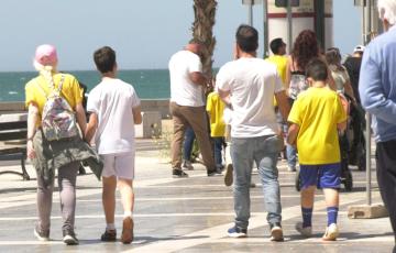Decenas de aficionados han acudido a recibir al equipo blanco a su llegada al Hotel Bahía Cádiz.
