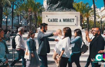 Fragmento del vídeo donde se abrazan David De la Cruz y Helena Fernández. 
