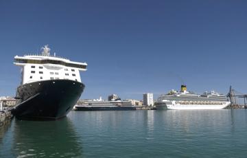 Tres de los cinco cruceros que han coincidido en su escala en el puerto de Cádiz han ocupado los muelles Ciudad y Alfonso XIII