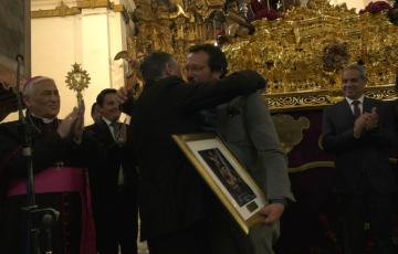 El alcalde recibe de manos de Jacinto Plaza un cuadro del pintor malagueño Ignacio Rangel de Arias que ilustra el cartel del Jueves Santo del Nazareno.