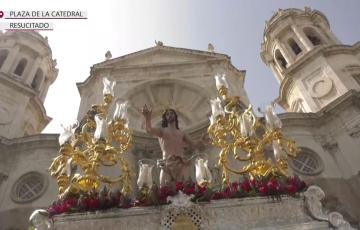 La procesión del Resucitado saliendo de la Catedral de Cádiz