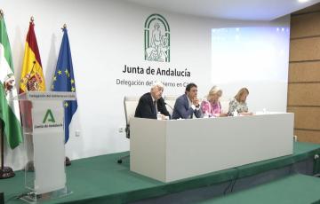El presidente de la Cámara de Comercio de Cádiz, La delegada del Gobierno andaluz, flanqueada por sus compañeros de Empleo y de Economía, durante la jornada informativa sobre ayudas a empresarios y autonómoste 