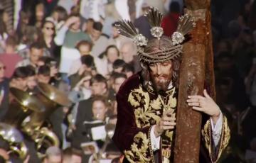 La Merced disfruta de la primera salida procesional del Nazareno de la Obediencia.