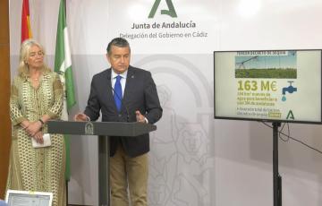 El consejero Antonio Sanz, acompañado de la delegada del Gobierno andaluz en Cádiz, durante la presentación de los planes para paliar los efectos de la sequía