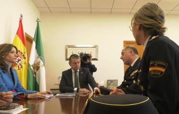 El consejero de Presidencia, Antonio Sanz, reunido con mandos de la Unidad de Policía Adscrita 