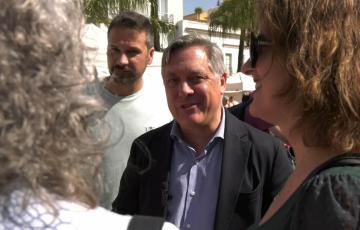 El candidato del PSOE Cádiz, Óscar Torres, junto a miembros de su candidatura al Ayuntamiento gaditano
