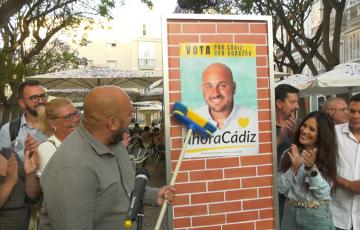 Eugenio Belgrano con su cartel de la formación Ahora Cádiz 