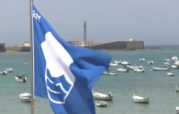 La bandera azul reconoce la calidad ambiental, seguridad y servicios de las costas. 