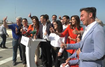 El alcaldable popular, Bruno García, junto a miembros de su candidatura a las elecciones municipales por Cádiz 