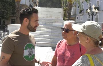 El candidato a la alcaldía de Cádiz por AIG, David de la Cruz, dialoga con dos personas tras presentar sus propuestas en materia de agua 