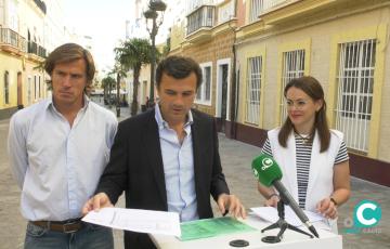 El candidato a la alcaldía del PP, Bruno García, junto a los otros miembros de la lista, Beatriz Gandullo y Pablo Otero