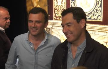 Bruno García y Juan Manuel Moreno durante su visita al Teatro del Títere de la Tía Norica, este domingo.