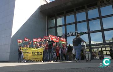 Este lunes el sindicato CCOO se ha concentrado frente a las puertas de la Estación de Trenes, en la capital.